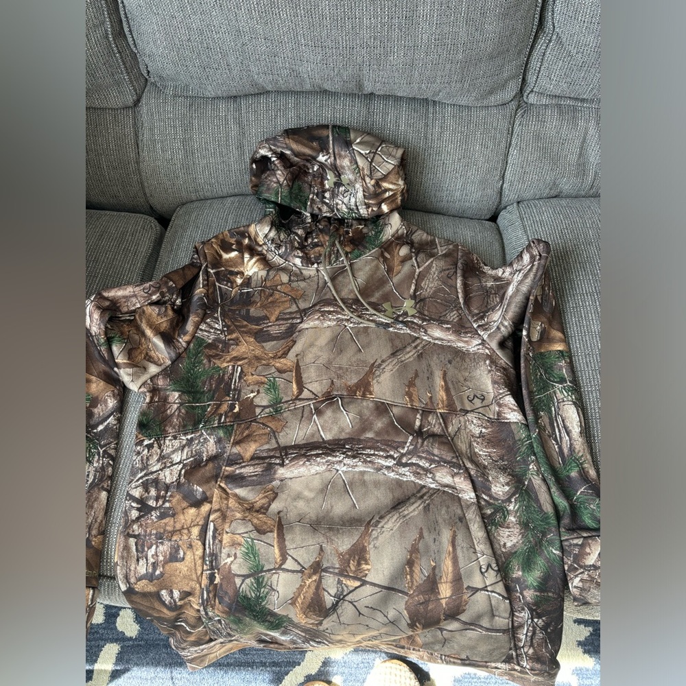 Men’s size small under armour camo hoodie